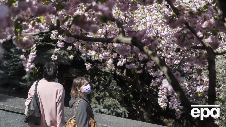 Существует предположение, что с потеплением живучесть коронавируса может снизиться и эпидемия пойдет на спад