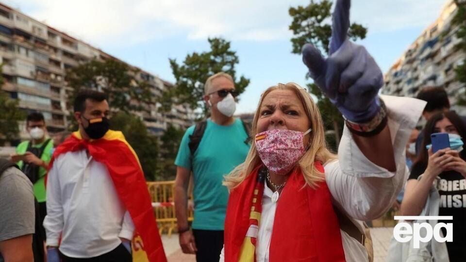 Скрізь, де не можна дотримуватися двометрової дистанції, іспанці будуть у масках