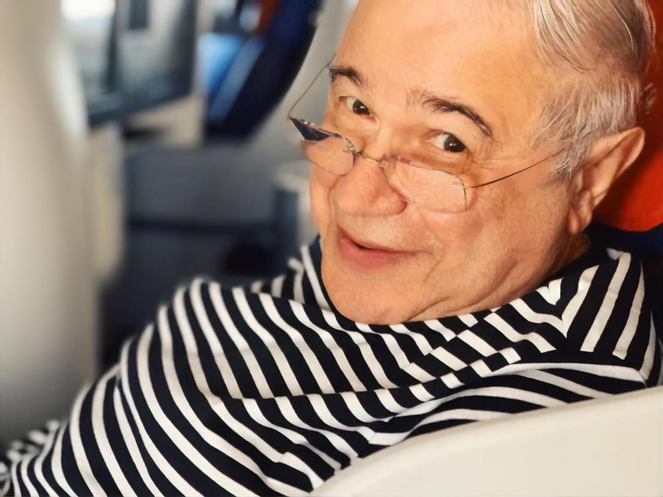 Петросян народився 1945 року в Баку