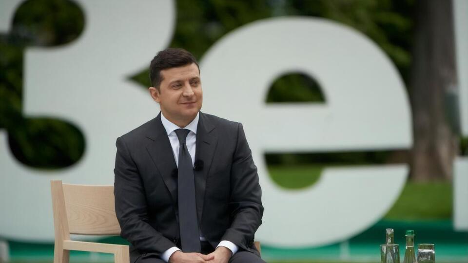 Зеленский заявил, что не вычитывает шутки студии "Квартал 95", где раньше работал