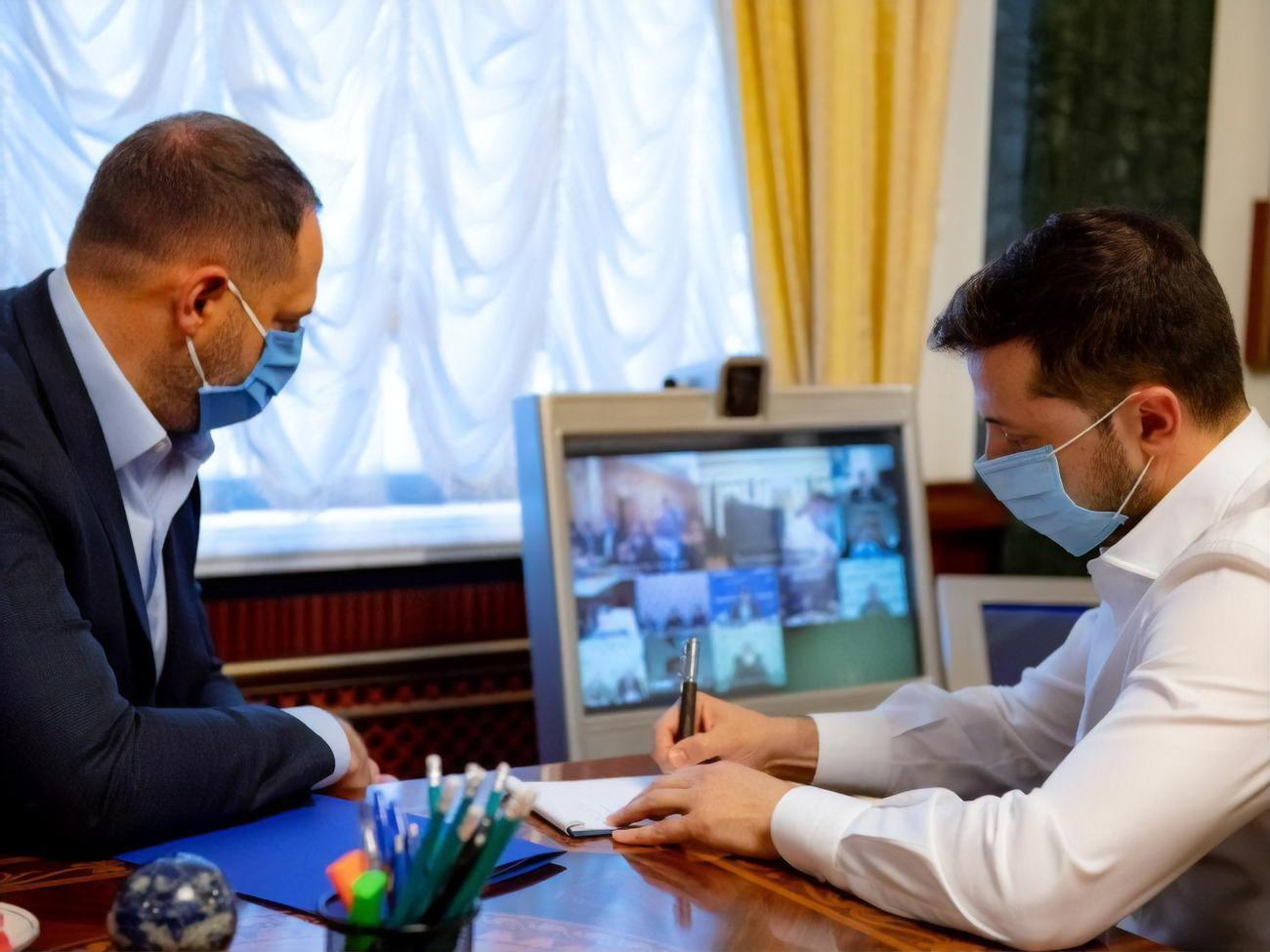 Зеленский (справа) не считает, что Ермак, который спродюсировал четыре фильма, был продюсером