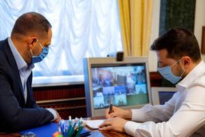 Зеленський (праворуч) не вважає, що Єрмак, який спродюсував чотири фільми, був продюсером
