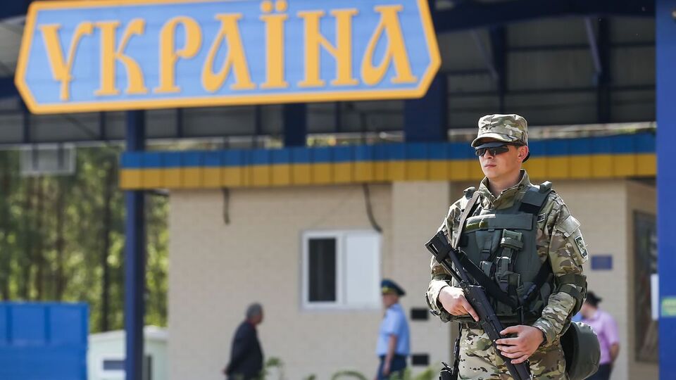 Пункты пропуска на границах с Беларусью и Россией останутся закрытыми, сообщил глава МВД Арсен Аваков