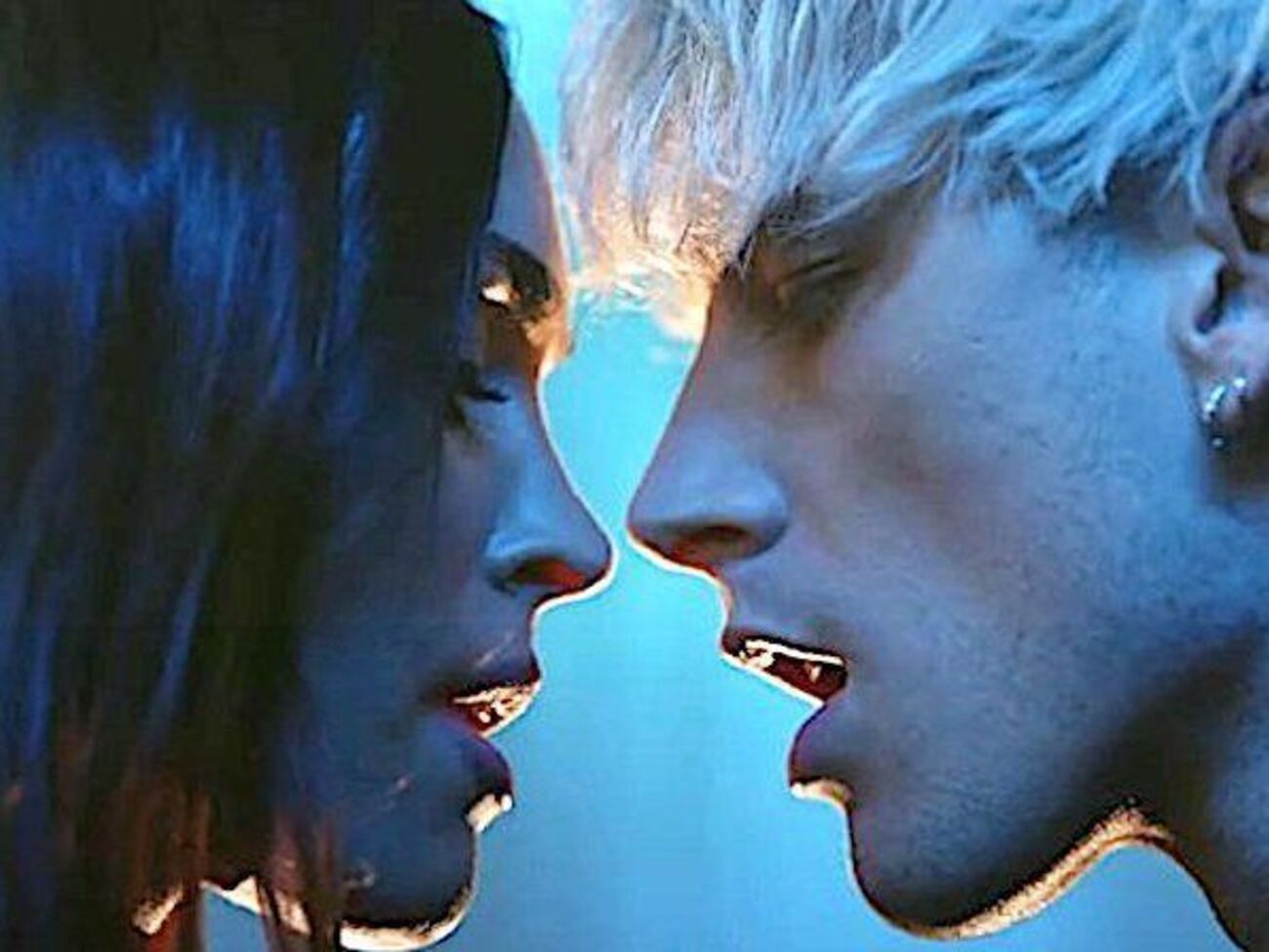 Меган Фокс в ролике&nbsp;Machine Gun Kelly устроила рок-концерт