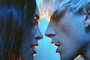 Меган Фокс в ролике Machine Gun Kelly устроила рок-концерт