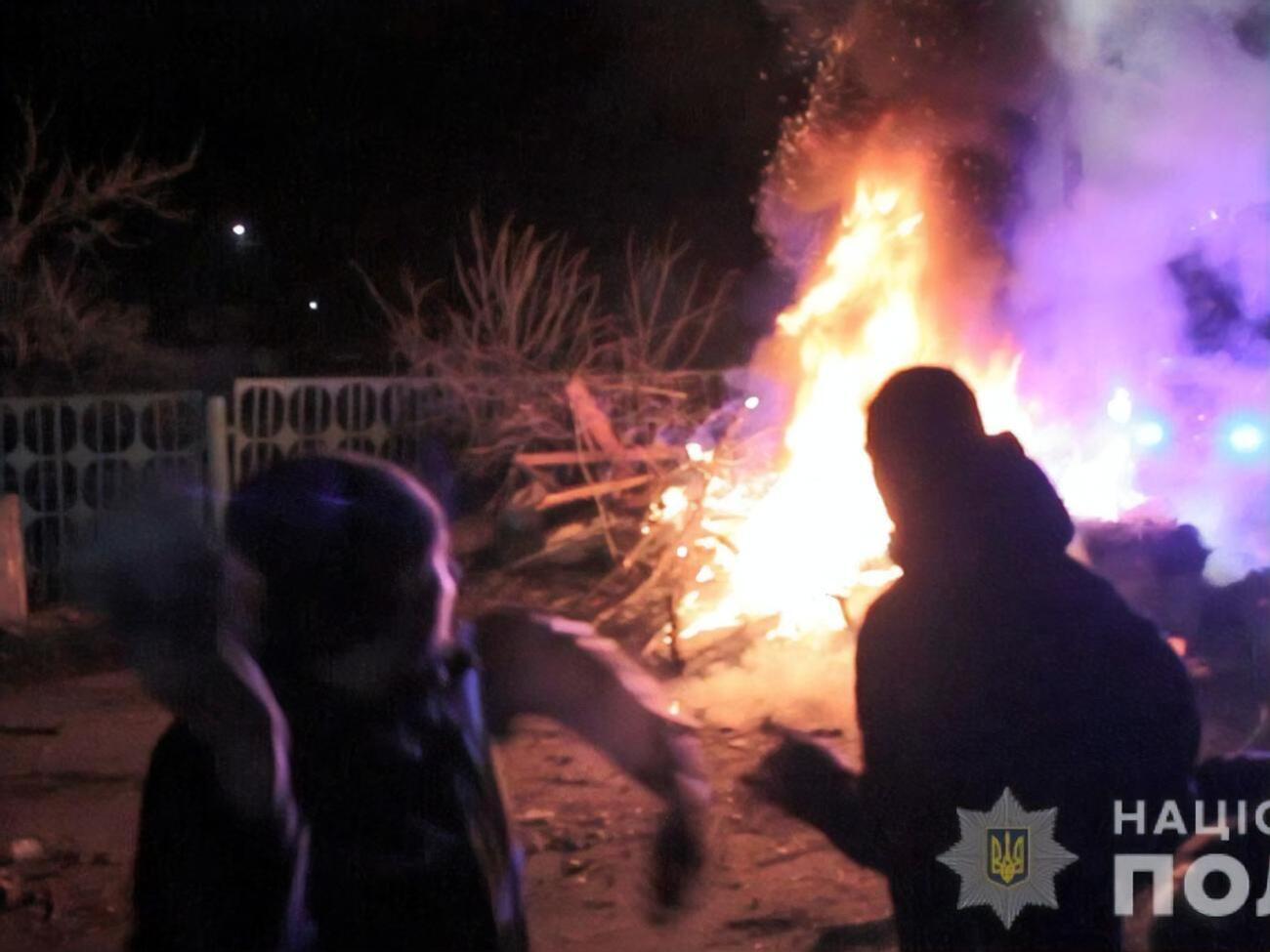 Протестанти закидали автобуси з евакуйованими українцями камінням