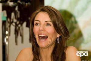 В 1999 году Херли появилась на церемонии вручения CFDA awards в платье-кольчуге