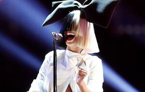 Sia о приемных детях: Они были уже очень взрослыми для усыновления, поэтому и у них почти не было шансов попасть в приемную семью