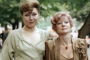 У фільмі "Кохана жінка механіка Гаврилова" Назарова (на скріншоті ліворуч) знімалася з Людмилою Гурченко (праворуч)