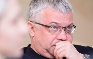 Соцсети забиты фото десятков воров, проходимцев, казнокрадов в вышиванках. И я сказал себе: "Нет, протестую". Свои фото поставлю с понедельника