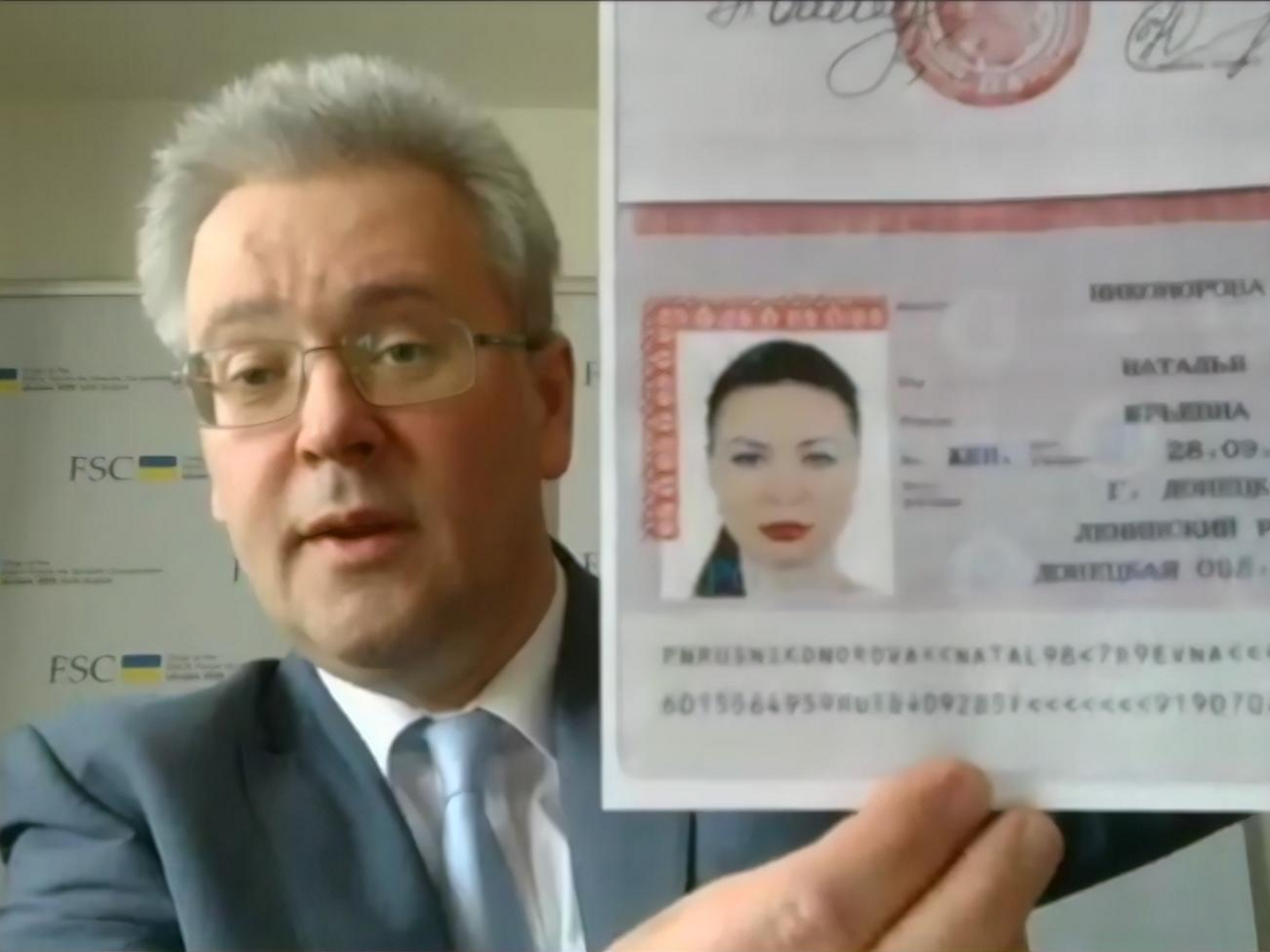 Цымбалюк продемонстрировал Постоянному совету ОБСЕ российские паспорта "представителей ЛДНР"