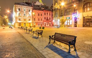 Наявність лавочок не перетворює територію на сквер, підсумував львівський суддя