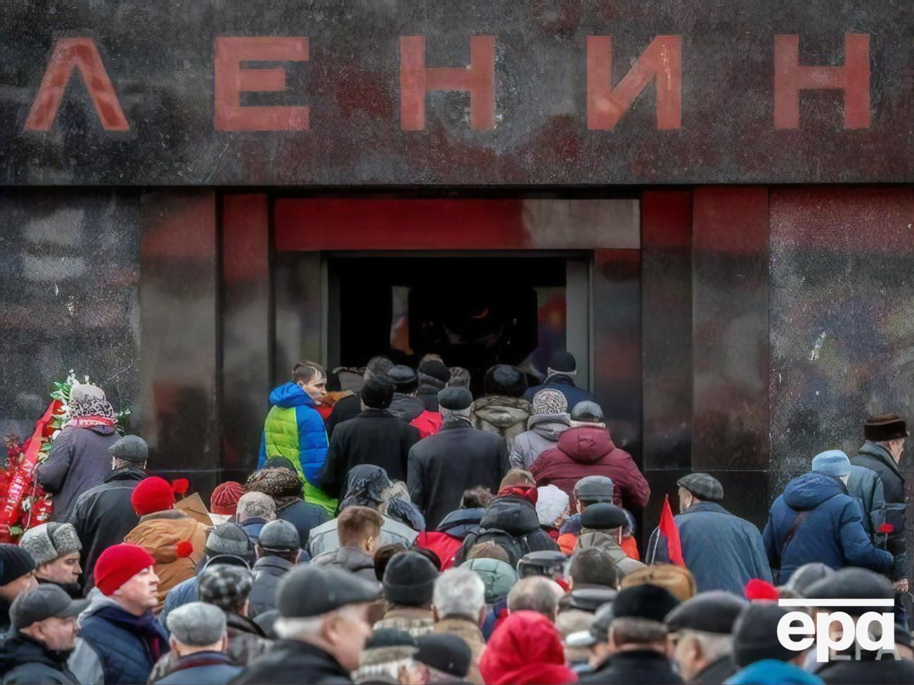 Тело Ленина лежит в Мавзолее в центре Москвы с 1924 года