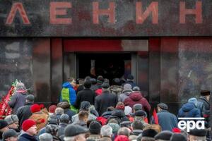 Тело Ленина лежит в Мавзолее в центре Москвы с 1924 года