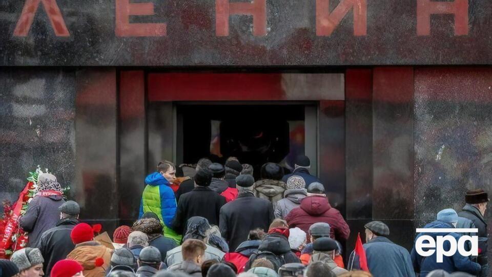 Тело Ленина лежит в Мавзолее в центре Москвы с 1924 года