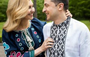 В День вышиванки президент Украины Зеленский сфотографировался с женой в вышиванках от украинского бренда