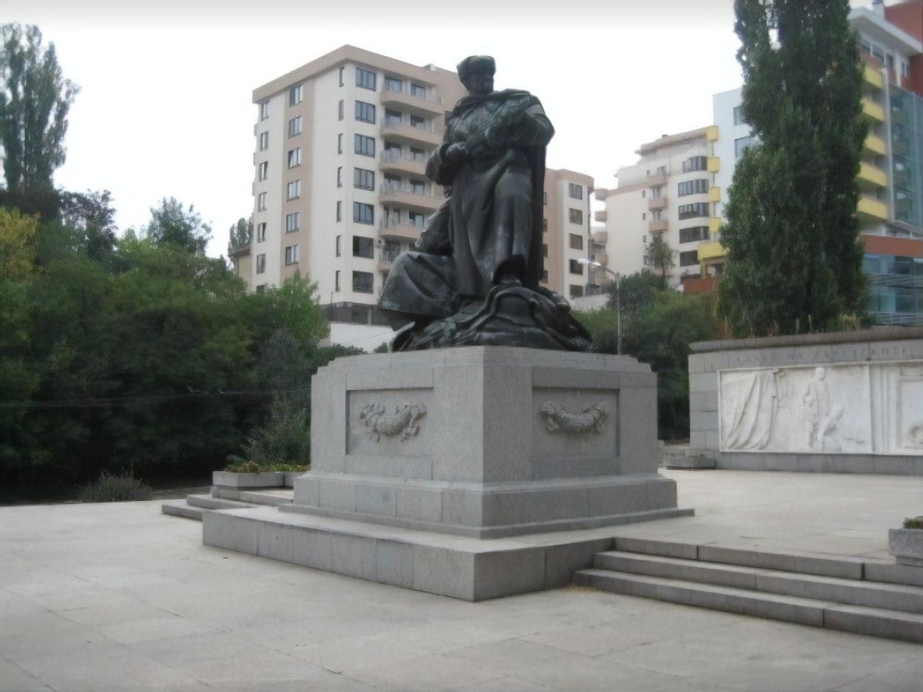 Пам'ятник є бронзовою скульптурою двох радянських воїнів