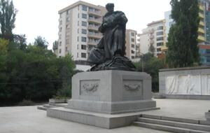 Пам'ятник є бронзовою скульптурою двох радянських воїнів