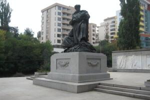Памятник представляет собой бронзовую скульптуру двух советских воинов