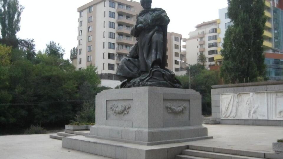 Памятник представляет собой бронзовую скульптуру двух советских воинов