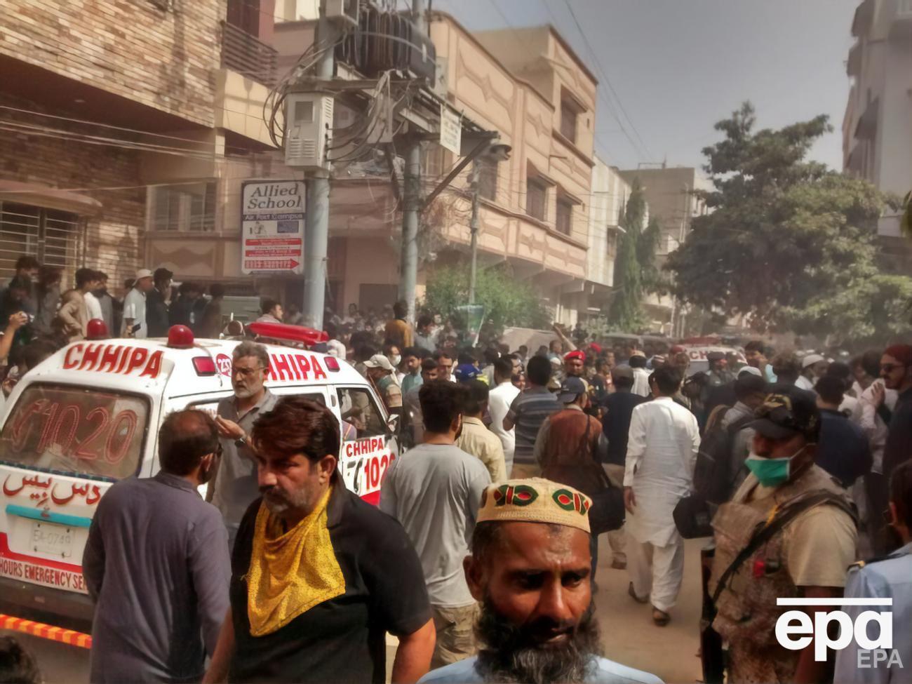 На місці падіння зібралося багато місцевих жителів, які, за даними ЗМІ, заважають проводити пошукову операцію
