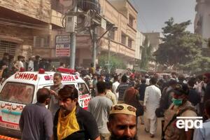 На місці падіння зібралося багато місцевих жителів, які, за даними ЗМІ, заважають проводити пошукову операцію