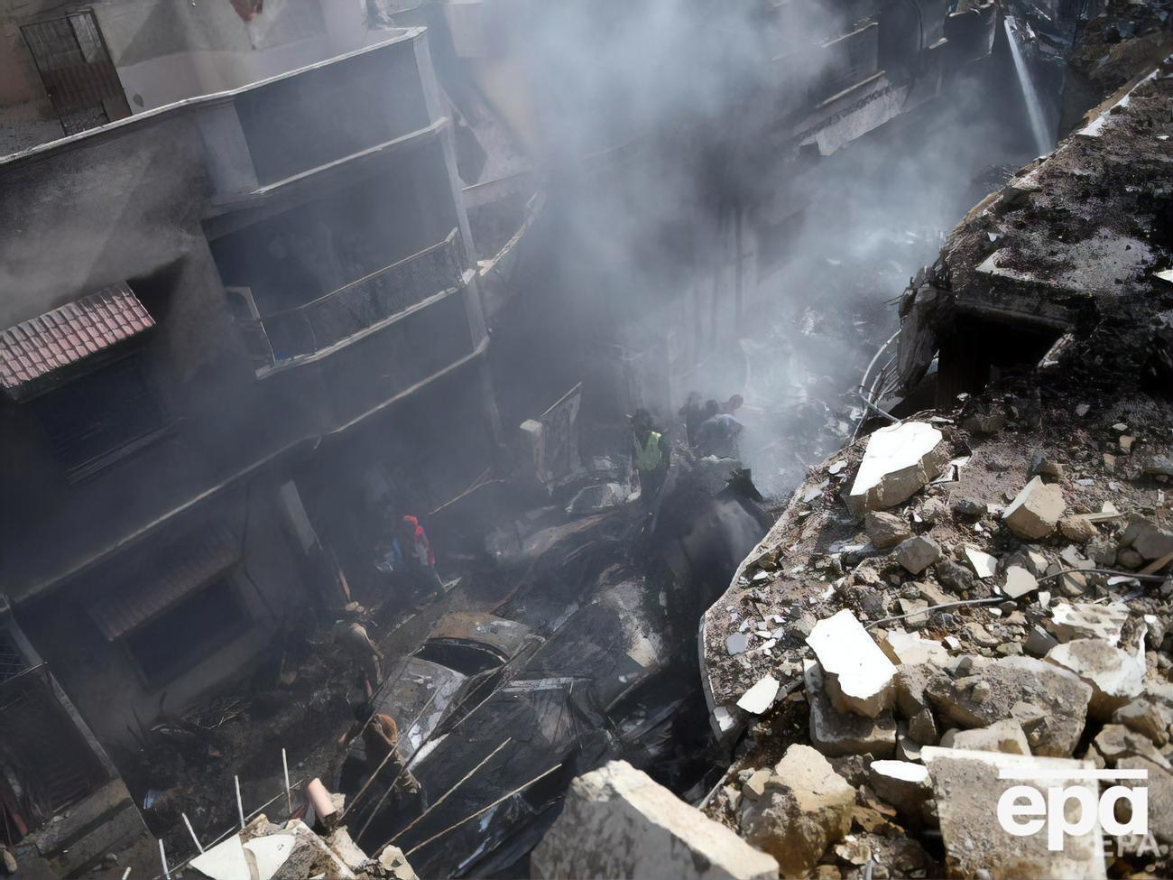 Літак упав на житловий квартал Карачі