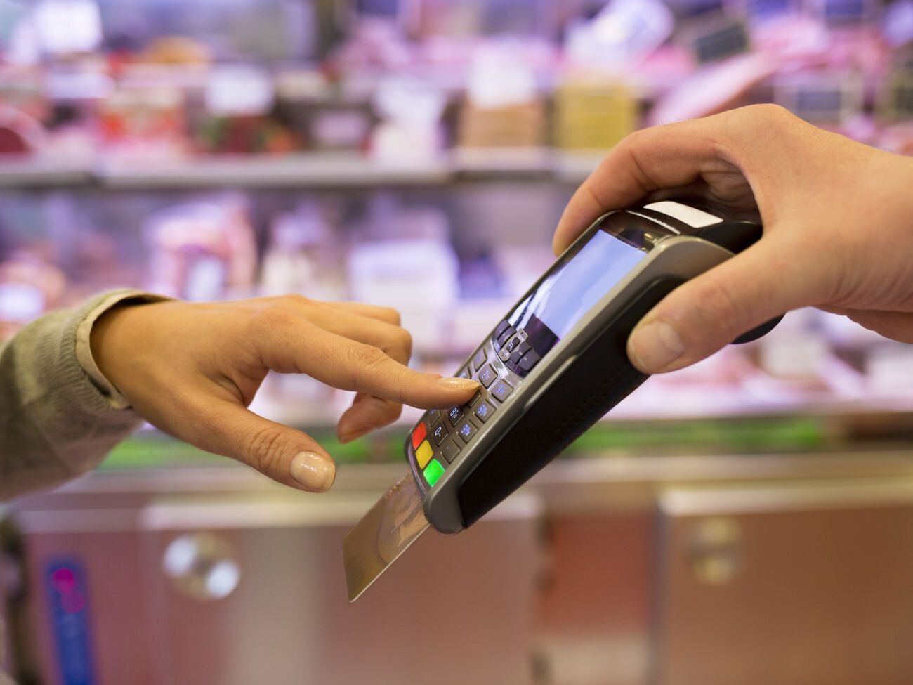 Наибольшее количество операций с использованием карт приходится на расчеты в торговых сетях &ndash; 50,3%