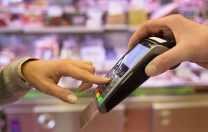 Наибольшее количество операций с использованием карт приходится на расчеты в торговых сетях – 50,3%