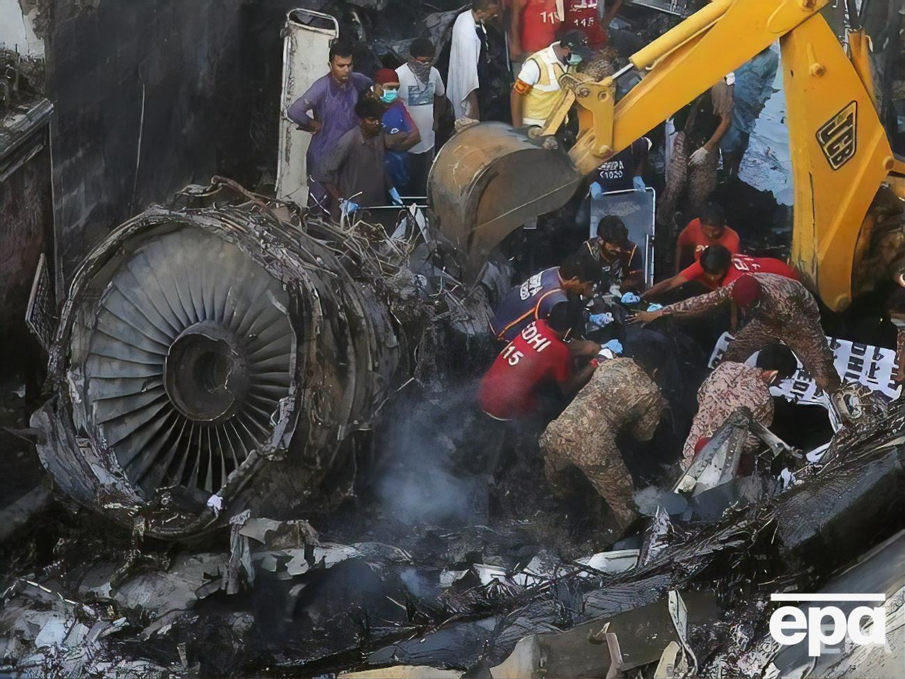 В авиакатастрофе в Пакистане погибли десятки людей