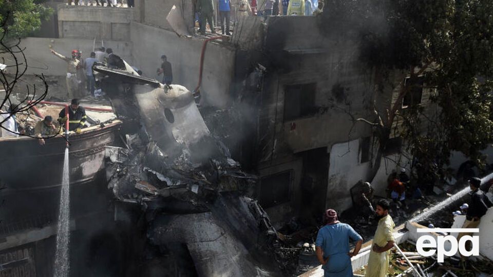 Літак трохи не дотягнув до посадкової смуги в Карачі