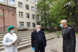Яценюк спілкувався з чернівецькими медиками