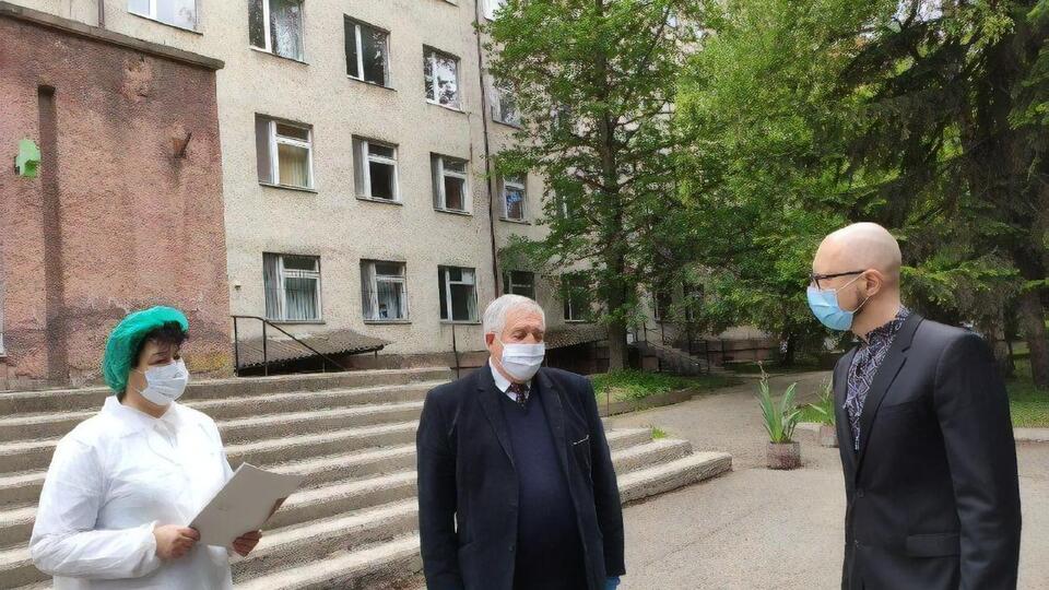 Яценюк общался с черновицкими медиками