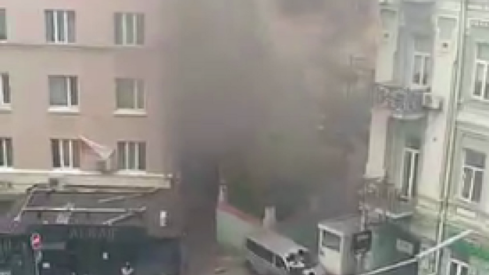 На Великій Васильківській у Києві щось вибухнуло