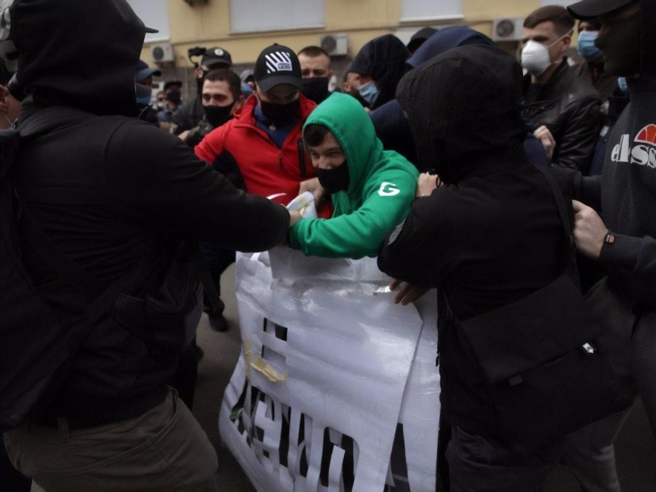 Акция под стенами офиса ОПЗЖ продолжается, на месте находится полиция, есть задержанные