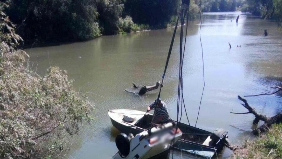 За даними поліції, у машині рибалки лягали спати