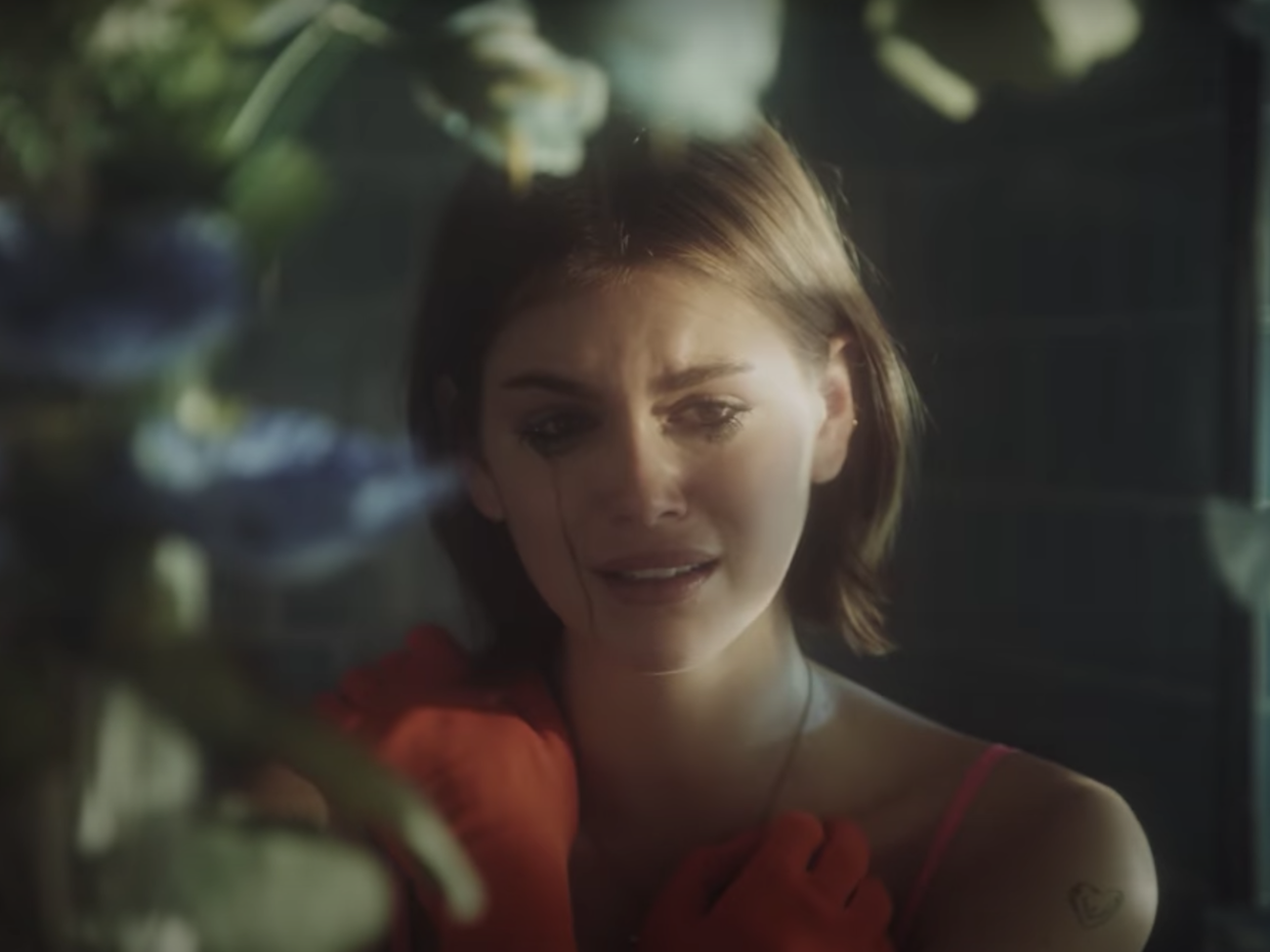 Главная героиня клипа переживает кризис в отношениях