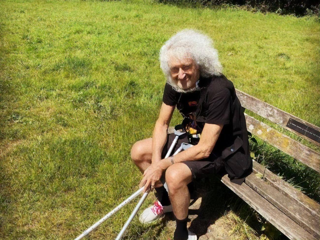 После разрыва ягодичной мышцы Мэй передвигается с помощью костылей