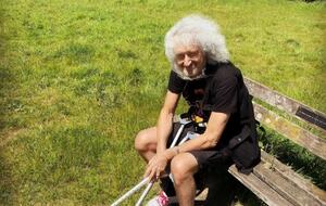 После разрыва ягодичной мышцы Мэй передвигается с помощью костылей