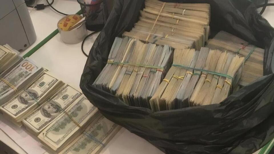 Во время обысков в офисных помещениях, колл-центрах и по месту жительства фигурантов правоохранители изъяли более $1,1 млн