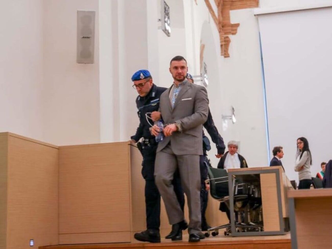 Маркива (в центре)&nbsp;задержали в Болонье&nbsp;30 июня 2017 года по подозрению в причастности к убийству Роккелли