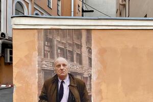 Портрет Бродского появился 24 мая, в день 80-летия поэта, на следующий день граффити закрасили белой краской