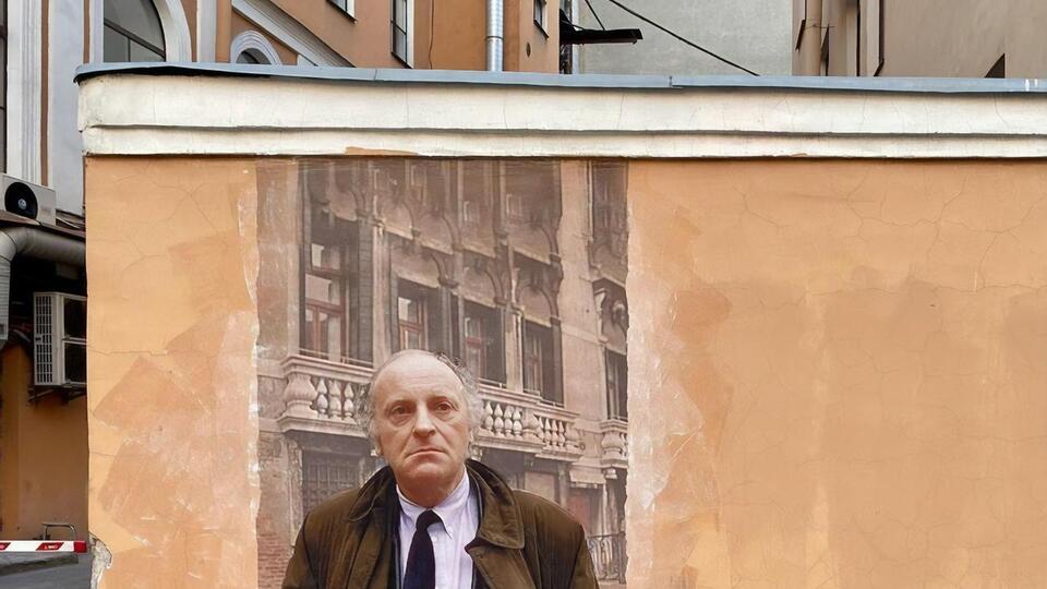 Портрет Бродского появился 24 мая, в день 80-летия поэта, на следующий день граффити закрасили белой краской