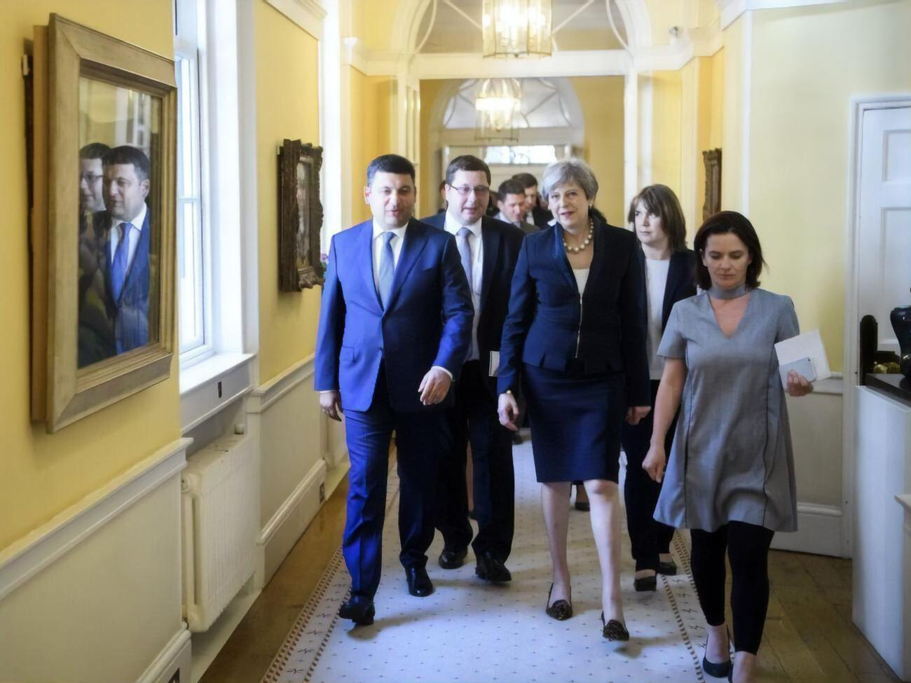 Ежов (второй слева) на встрече Владимира Гройсмана и тогдашнего премьера Великобритании Терезы Мэй в июле 2017 года