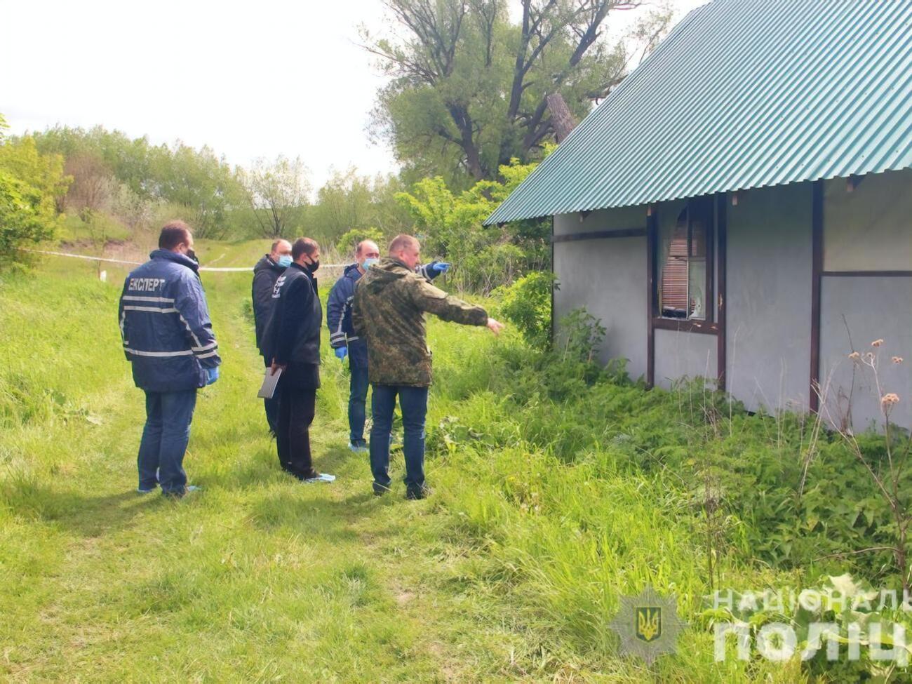 Тіла вбитих перебували в різних місцях, троє із семи чоловіків спали в одній із кімнат на березі ставка
