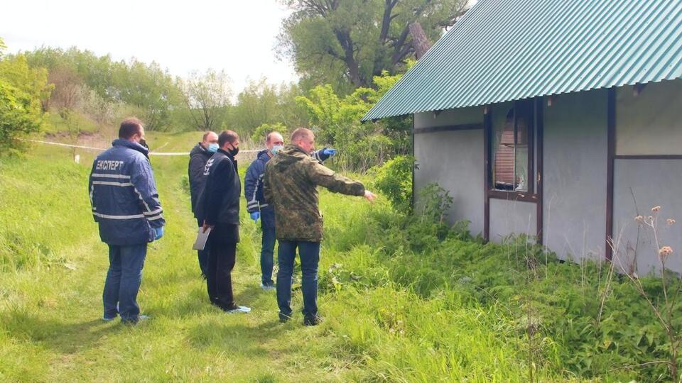 Тіла вбитих перебували в різних місцях, троє із семи чоловіків спали в одній із кімнат на березі ставка