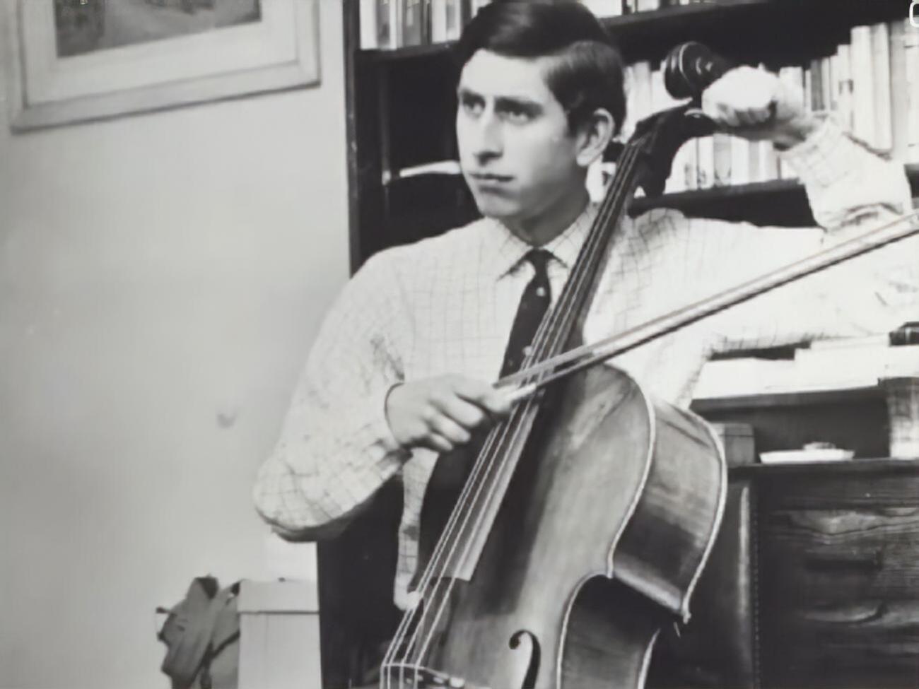 До восьми лет принц Чарльз учился дома. После окончания средней школы поступил в&nbsp;Кембриджский университет