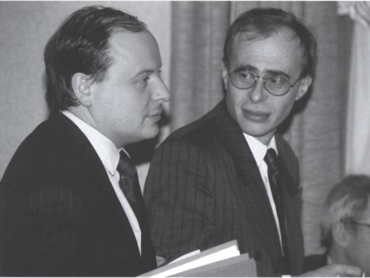 Лопухин на фото справа