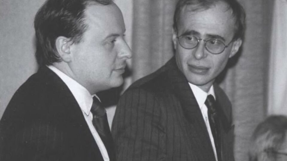 Лопухин на фото справа