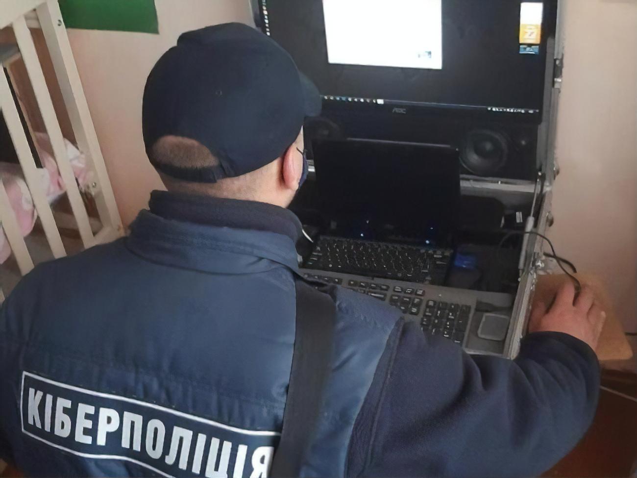 Під час обшуків поліція вилучила у фігурантів приблизно 6 Тбайт протиправного контенту